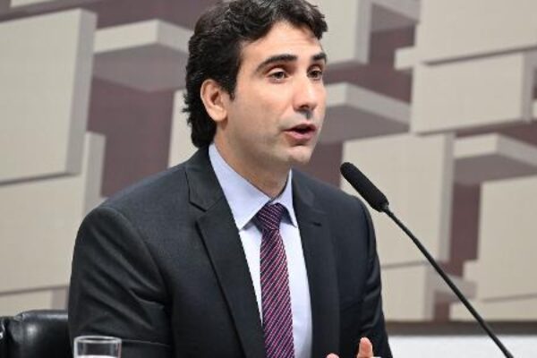 19mai26-o-presidente-do-banco-central-do-brasil-gabriel-galipolo-na-cae-comissao-de-assuntos-economicos-1779325524759_v2_615x300