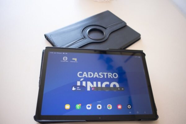 Prefeitura entrega tablets para modernizar Assistência Social de Taboão da Serra