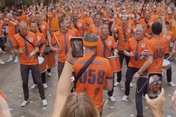 Sambaband Almôndegas anima torcida holandesa com “Magalenha” na vitória sobre a Suécia