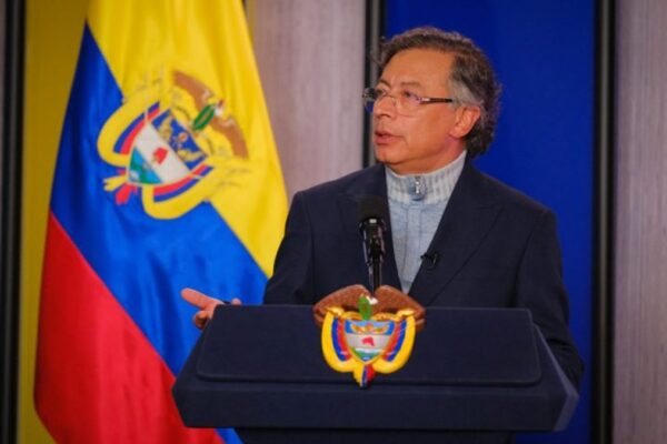 Gustavo Petro adia reconhecimento de vitória de Abelardo de la Espriella na Colômbia