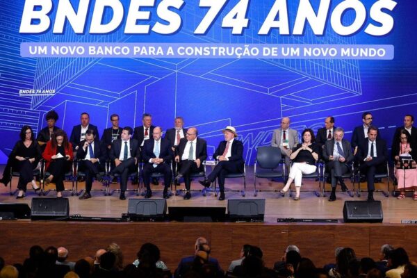 Lula anuncia R$ 140 bilhões para Nova Indústria Brasil e elogia confiança no BNDES