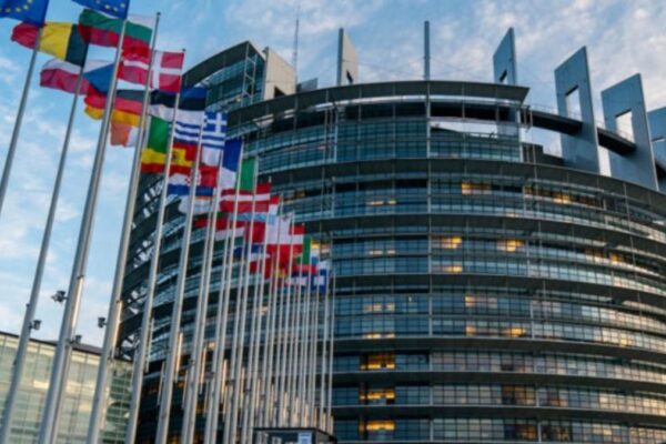 Parlamento Europeu aprova euro digital liderado por Fernando Navarrete Rojas