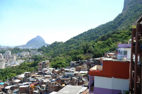 Polícia prende seis suspeitos e atira em passageiro no Rio