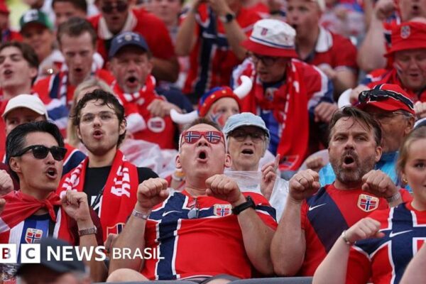 Jogadores da Noruega celebram vitória com remada viking