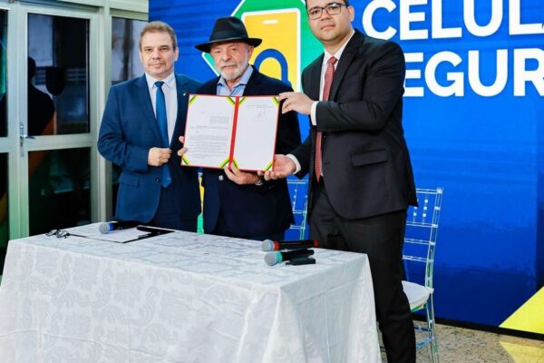 Luiz Inácio Lula institui Banco Nacional de Celulares