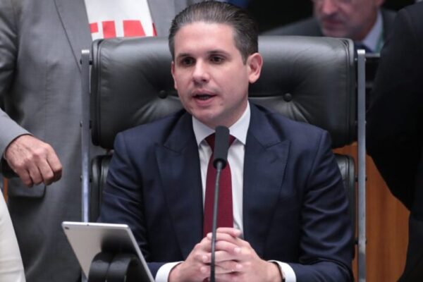 Hugo Motta avalia projetos de crédito e combustíveis