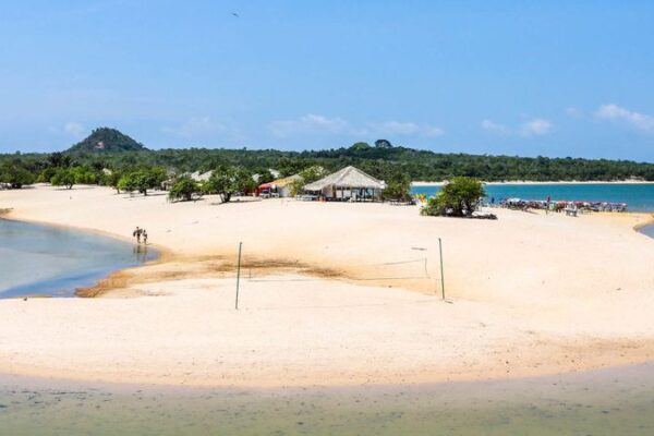 Turistas buscam praias de água doce em Alter do Chão