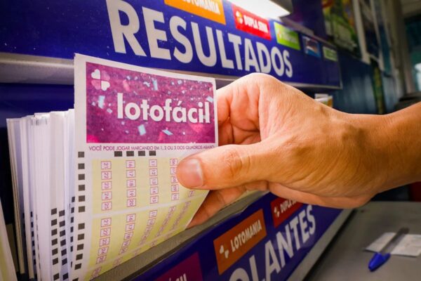 Caixa Econômica Federal sorteia dezenas da Lotofácil 3718