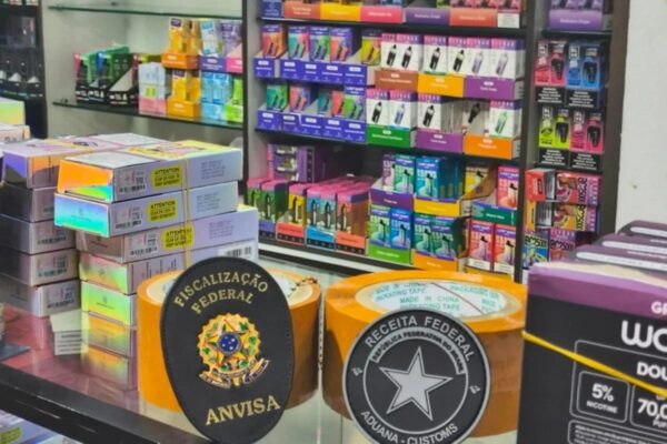 Receita Federal e Anvisa apreendem cigarros eletrônicos proibidos
