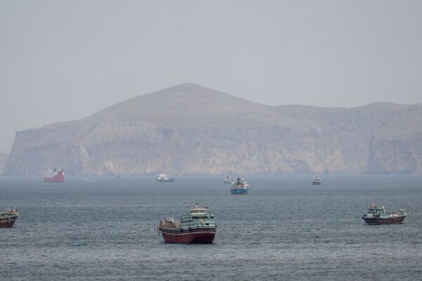 Organização Marítima Internacional retira navios de Ormuz