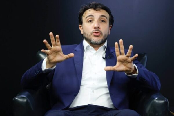 Renan Santos ataca candidatura de Flávio Bolsonaro