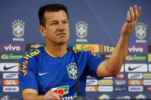 Dunga dança música de Shakira em programa esportivo