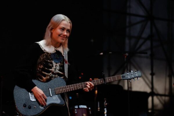 Phoebe Bridgers lança álbum Lost Weekend em agosto