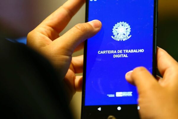 Setor público impulsiona alta no emprego formal brasileiro