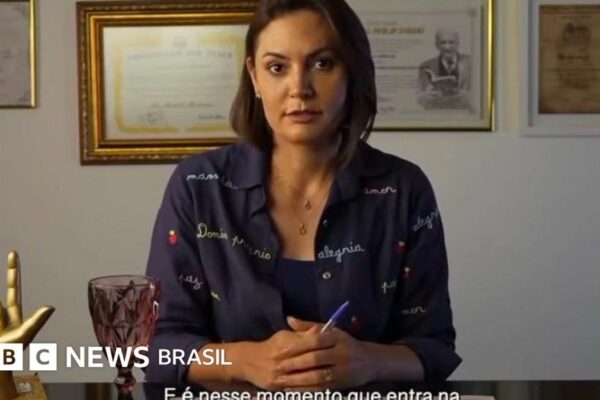 Michelle Bolsonaro critica Flávio Bolsonaro em vídeos públicos