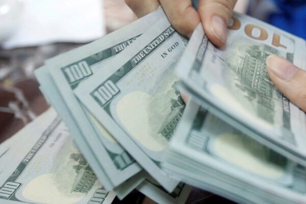 Dólar atinge R$ 5,20 e pressiona mercado financeiro brasileiro