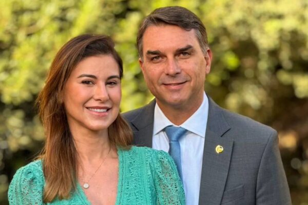 Fernanda Bolsonaro defende marido após críticas de Michelle