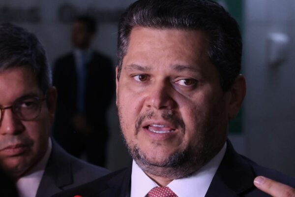 Davi Alcolumbre retém PEC da jornada 6x1 no Senado