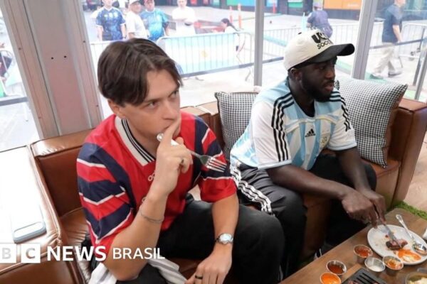 Kevin Akoto e Austin Franklin assistem jogos da Copa