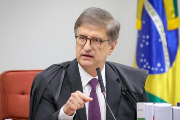 Paulo Gonet solicita prazo sobre arma de Jair Bolsonaro