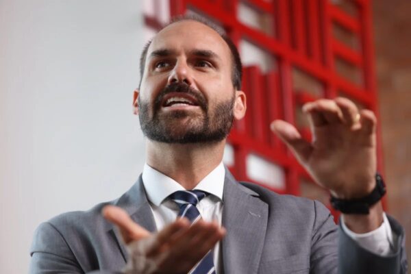 Eduardo Bolsonaro compartilha apoio a Flávio Bolsonaro