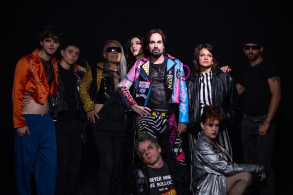 Johnny Hooker lança videoclipe com estética pós-punk