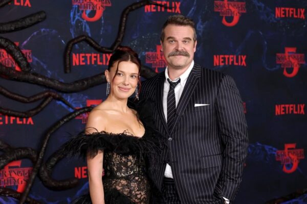 Millie Bobby Brown e David Harbour estrelam série da Netflix