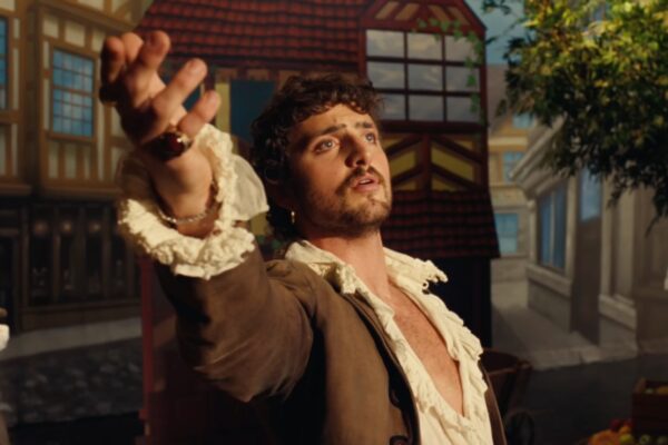 Benson Boone lança clipe com Alix Earle