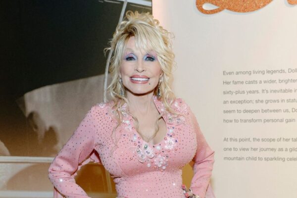 Dolly Parton inaugura posto de serviços em Cornersville