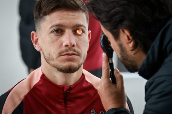 Jogadores do Corinthians realizam exames médicos em São Paulo