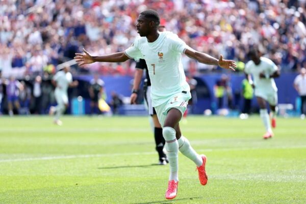 Ousmane Dembélé marca três gols contra a Noruega
