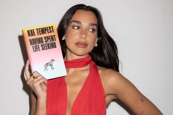 Dua Lipa inaugura Biblioteca Manifesto na Livraria Lello