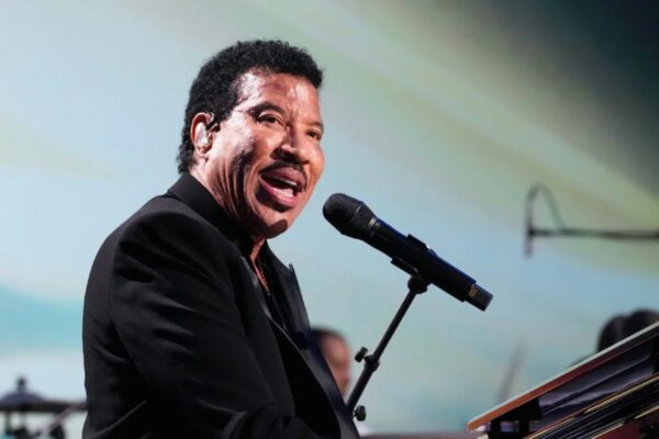 Lionel Richie encerra show após mal-estar em Minnesota