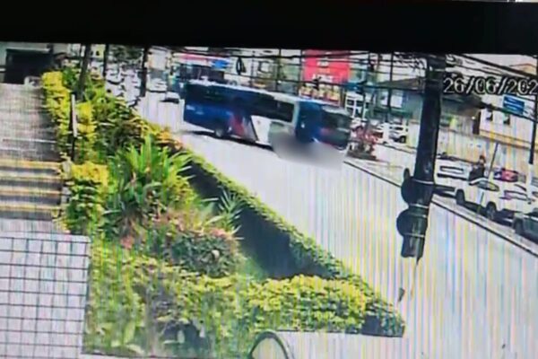 Ônibus da BR Mobilidade atropela idosa em São Vicente