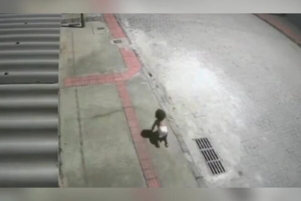 Polícia prende mãe após bebê engatinhar em Vila Velha