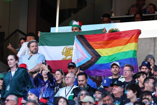 Torcedores exibem bandeiras LGBTQIAP+ em jogo Egito e Irã