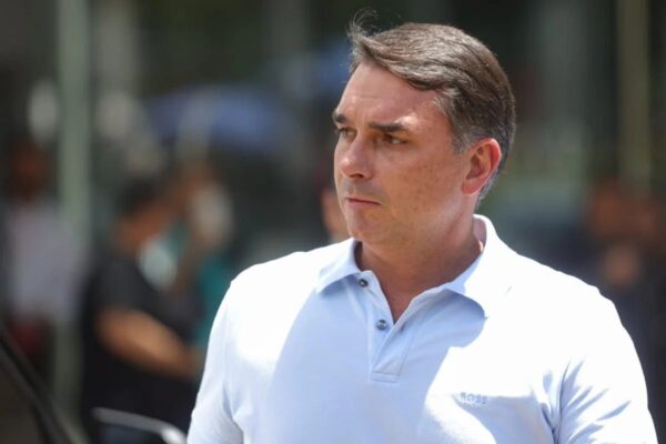 Flávio Bolsonaro discursa contra tarifas dos EUA em julho