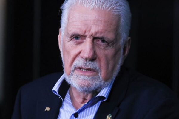 Jaques Wagner deixa liderança do governo no Senado