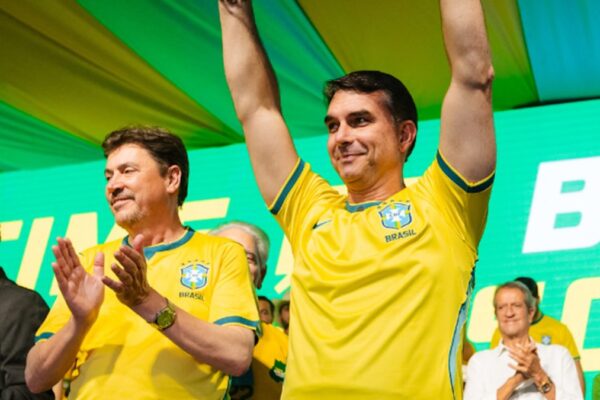 Flávio Bolsonaro prega união partidária em Goiás