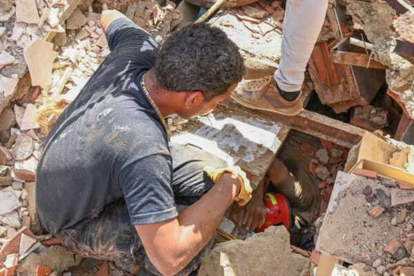 Bombeiros brasileiros buscam sobreviventes de terremoto na Venezuela