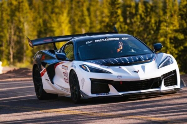 JR Hildebrand quebra recorde no Pikes Peak com Corvette