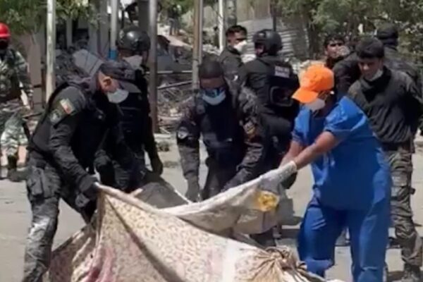 Policiais aplicam cal em corpos na Venezuela