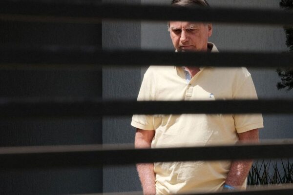 Jair Bolsonaro presta depoimento sobre arma apreendida em blitz