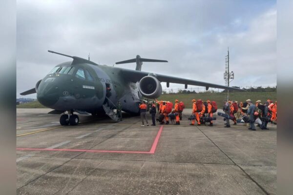 FAB transporta bombeiros e resgata brasileiros na Venezuela