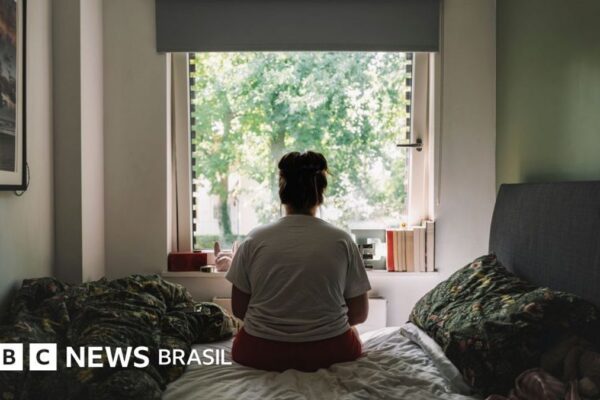 Solidão causa danos equivalentes a 15 cigarros diários