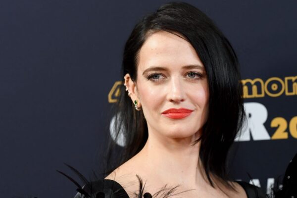 Eva Green sofre acidente em gravações de Wandinha na Irlanda