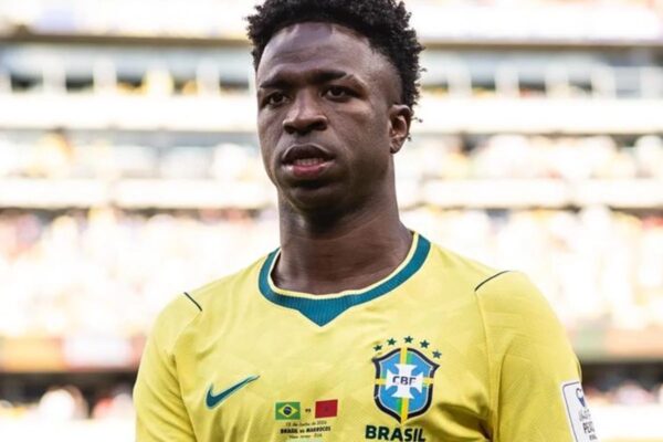 Vinícius Júnior recebe homenagem da avó no Domingão com Huck