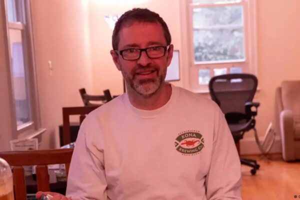 Virologista Chris Buck cria cerveja com efeito de vacina