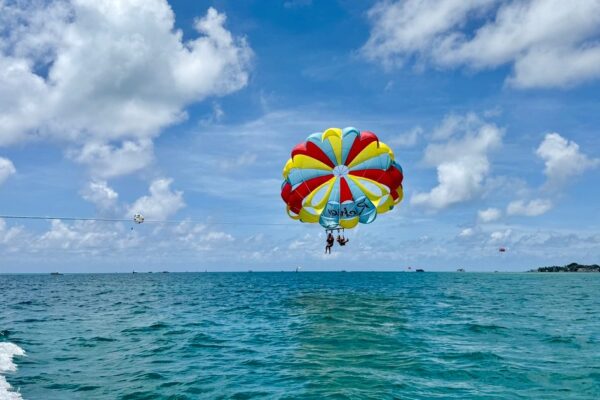 Turistas brasileiros buscam voos de parasail em San Andrés