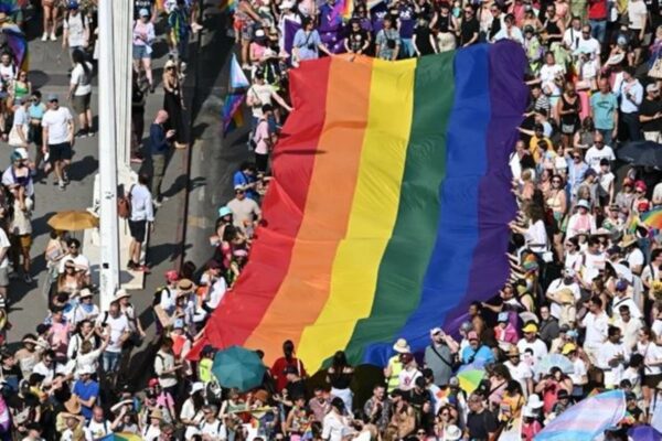 Manifestantes ocupam Budapeste em Parada do Orgulho LGBT+